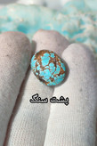 سنگ فیروزه عجمی نیشابوری، ذات عالی عجمی رگه دار با رگه های عنکبوتی، رنگ جذاب و زیبای آبی خاص، تراش بیضی دامله تمام مغز و خالص، جلای فوق العاده و سرامیکی، مناسب برای انگشتر مردانه، دستبند و مدال، با ضمانت اصل نیشابور، زنده و طبیعی.