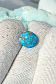 سنگ فیروزه عجمی نیشابوری، ذات عالی عجمی رگه دار با رگه های ظریف عنکبوتی، بسیار خوشرنگ و خوش نقش و نگار، رنگ کمیاب و جذاب آبی محک، جلای فوق العاده و آینه ای با پودر الماس، تراش گرد دامله مغزدار و تمام فیروزه با خلوص بالا، مناسب برای کار روی طلا، با ضمانت اصل نیشابور، زنده و طبیعی.