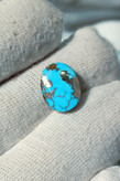 سنگ فیروزه شجری نیشابوری، ذات عالی شجری با پریت های نقره ای و براق، رنگ کمیاب و زیبای آبی محک، جلای فوق العاده درخشان و آینه ای، تراش بیضی باب رکاب، مناسب برای انگشتر، دستبند و مدال، با ضمانت اصل نیشابور، زنده و طبیعی.