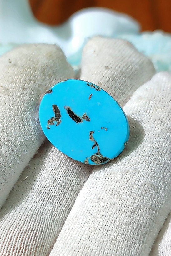 سنگ فیروزه شجری نیشابوری، ذات عالی شجری سنگ سیاه، رنگ زیبا و جذاب آبی خاص، تراش بیضی باب رکاب، درشت و مدالی، مناسب برای انگشتر مردانه، دستبند و مدال،جلای سرامیکی و فوق العاده درخشان با پودر الماس، با ضمانت اصل نیشابور، زنده و طبیعی.