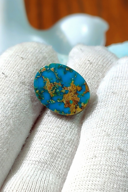 سنگ فیروزه شجری نیشابوری، ذات عالی شجری با رگه های طلایی، رنگ کمیاب و خاص کله غازی بسیار پررنگ، تراش بیضی باب رکاب، مناسب برای انگشتر، دستبند و مدال، جلای آینه ای و فوق العاده درخشان با پودر الماس، با ضمانت اصل نیشابور، زنده و طبیعی.