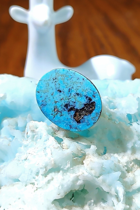 سنگ فیروزه شجری نیشابوری، ذات عالی شجری سنگ سیاه، رنگ دلنشین آبی، تراش بیضی درشت و مدالی باب رکاب، مناسب برای انگشتر مردانه، دستبند و مدال، جلای سرامیکی و فوق العاده درخشان، با ضمانت اصل نیشابور، زنده و طبیعی.