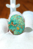 سنگ فیروزه شجری نیشابوری، ذات عالی شجری با رگه های طلایی، ترکیب دو رنگ از سبز، تراش بیضی درشت باب رکاب، مناسب برای انگشتر مردانه، دستبند و مدال، جلای آینه ای و فوق العاده درخشان، با ضمانت اصل نیشابور، زنده و طبیعی.